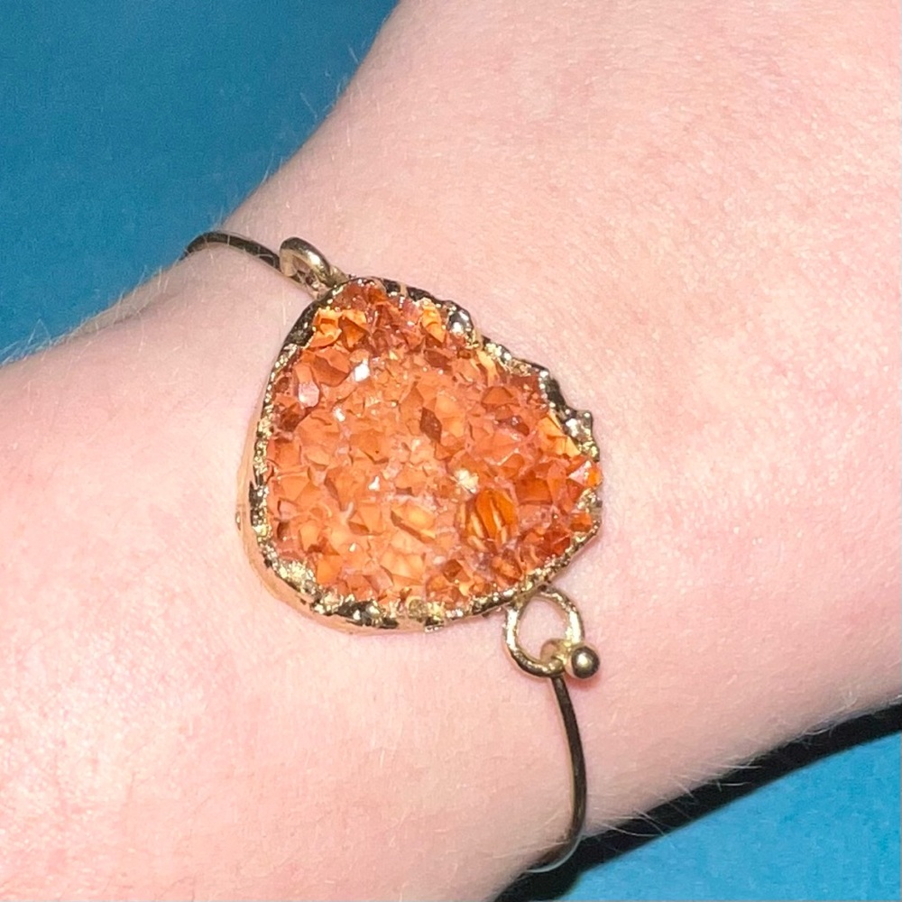 ✨ Gold-Toned Bangle bracelet EUC with faux rose/blush druzy quartz by A.New.Day - Picture 5 of 5